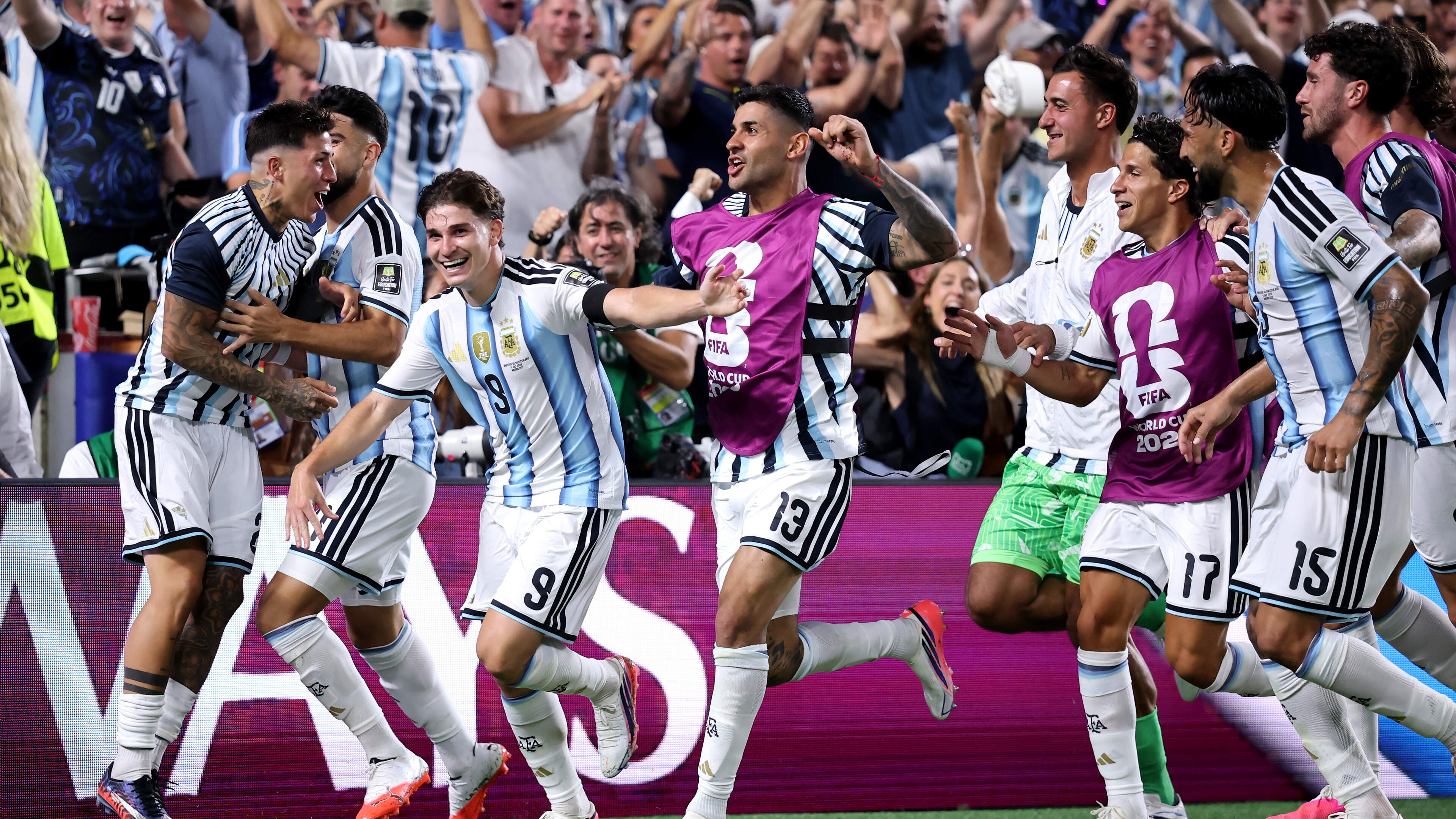 Argentinië wint na pijnlijke rode kaart diep in verlenging van Zwitserland en treft Engeland voor plek in WK-finale