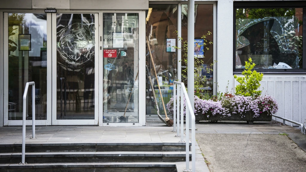 Tientallen relschoppers bij vernielingen gemeentehuis Loosdrecht