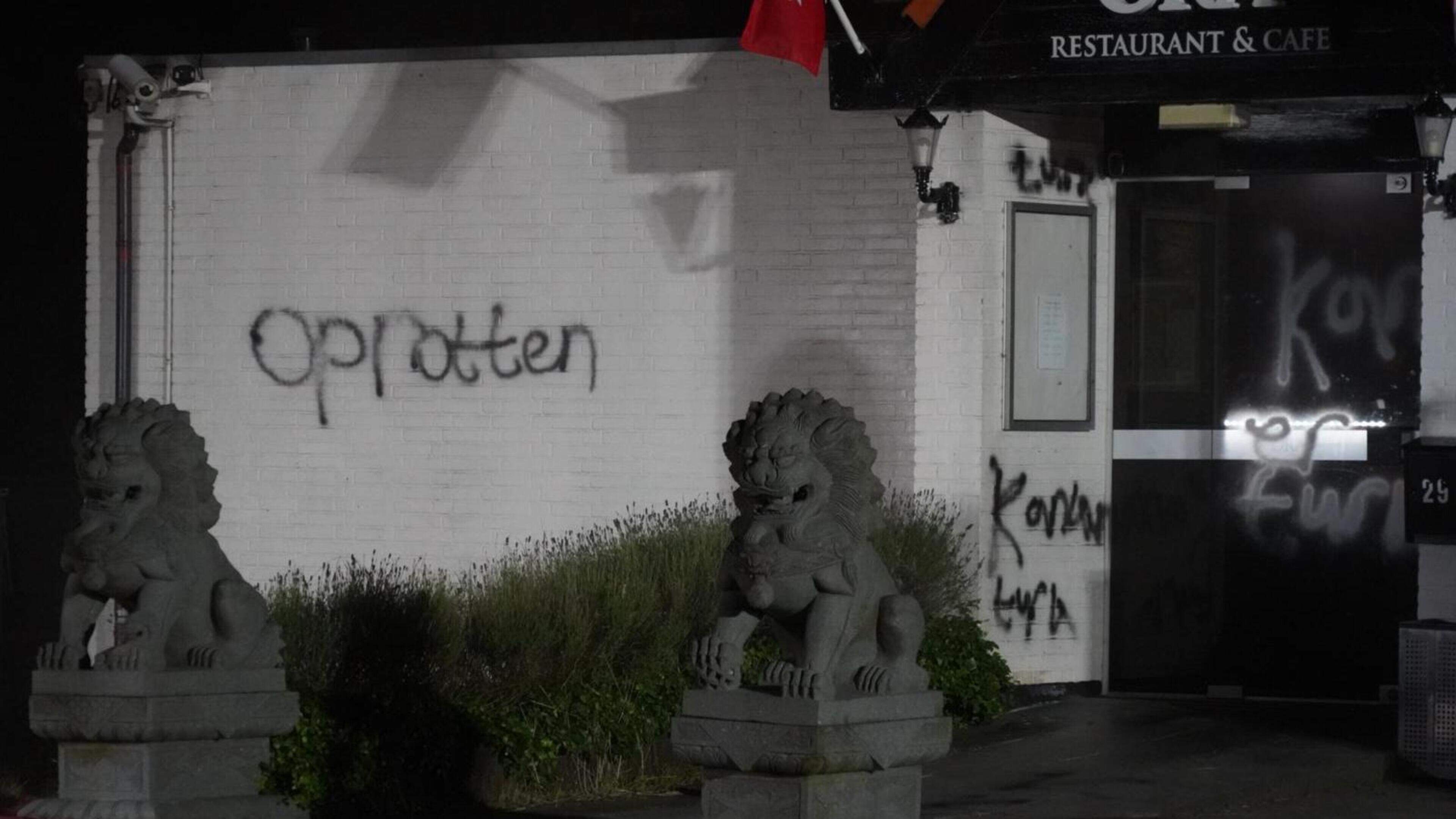 Grote brand in restaurant Wijdenes, muren beklad met racistische leuzen