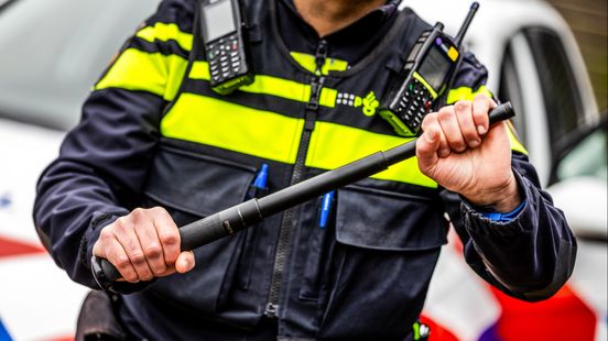 Politie trekt wapenstok en pakt drie verdachten op na vechtpartij