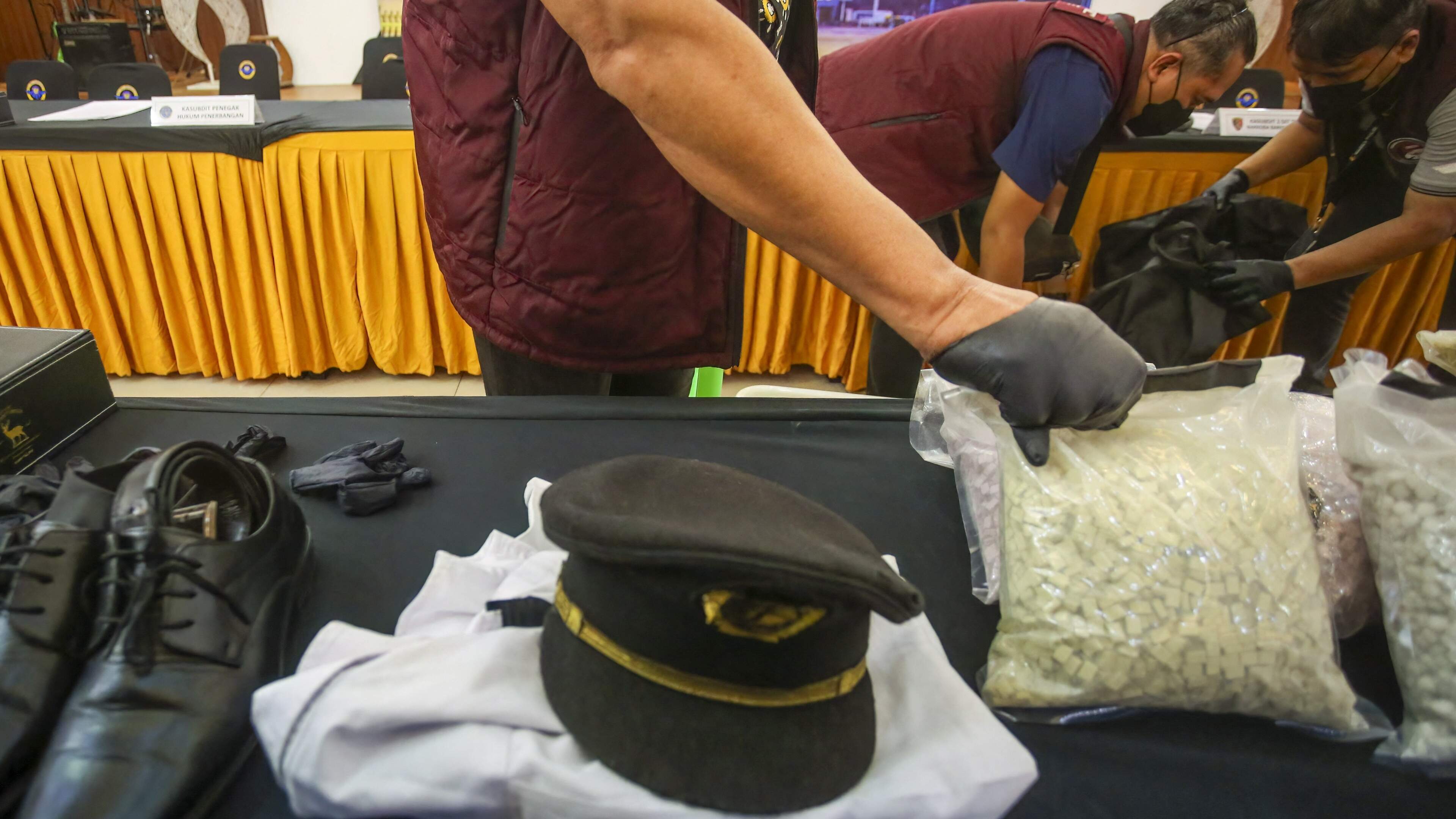 Maleisische piloot (39) opgepakt met 70.000 xtc-pillen in koffer, bestuurde vliegtuig onder invloed
