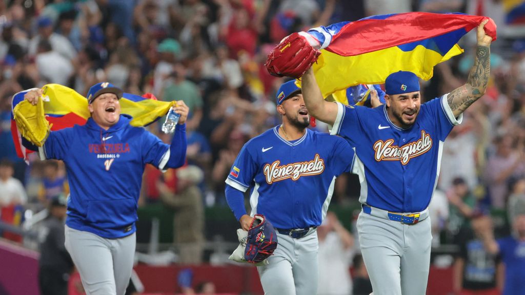 Honkballers Venezuela verslaan Italië, treffen VS in WK-finale: 'Ons land verdient dit'