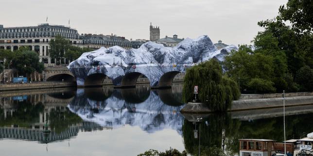 JR covers Pont-Neuf bridge in Paris with giant inflatable cave