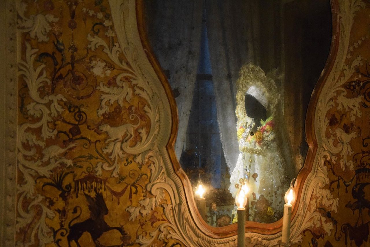Aan het project van modeontwerper Dries Van Noten in Venetië is werkelijk alles mooi, en toch knaagt er iets: gaat 'rechts' er met de schoonheid vandoor?
