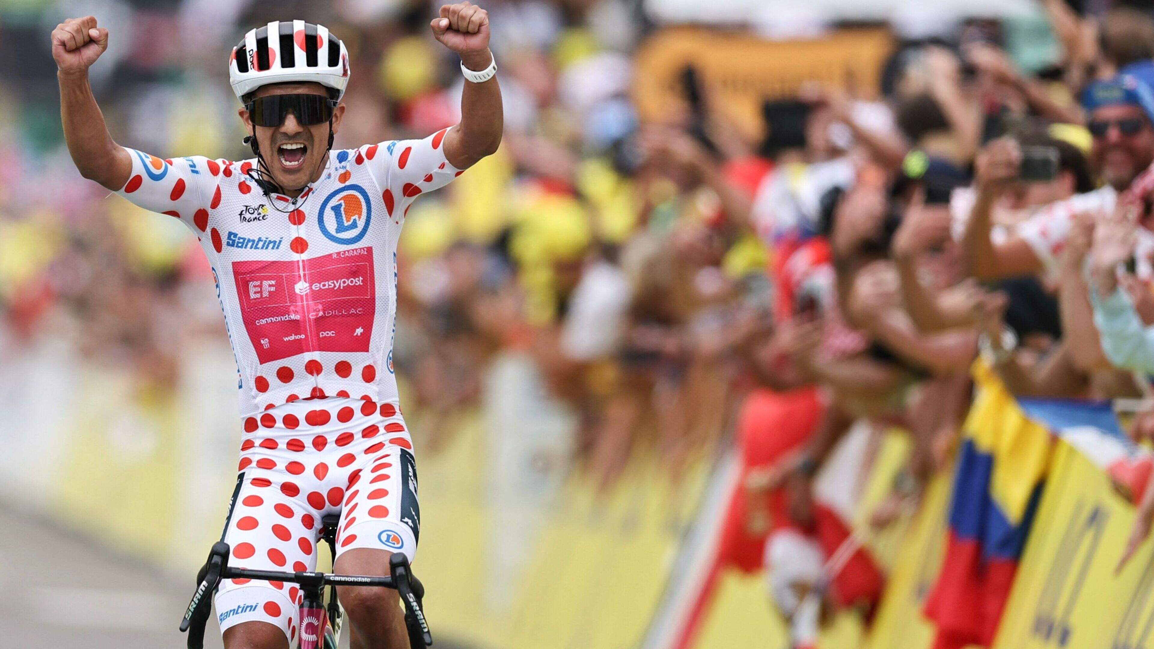 Uitslag en standen Tour de France: Richard Carapaz zegeviert in koninginnenrit, truien zijn verdeeld