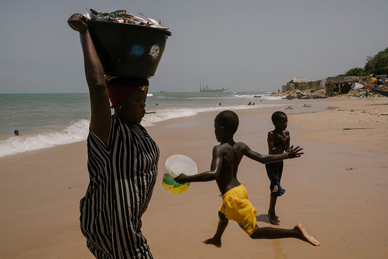 In het Senegalese vissersdorp Ndayane verschijnt een enorme haven en verdwijnt het strand. ‘Mensen respecteren de kust niet’
