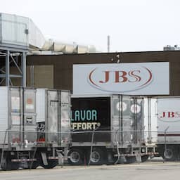 Greenpeace-activisten bestormen vergadering grootste vleesbedrijf ter wereld