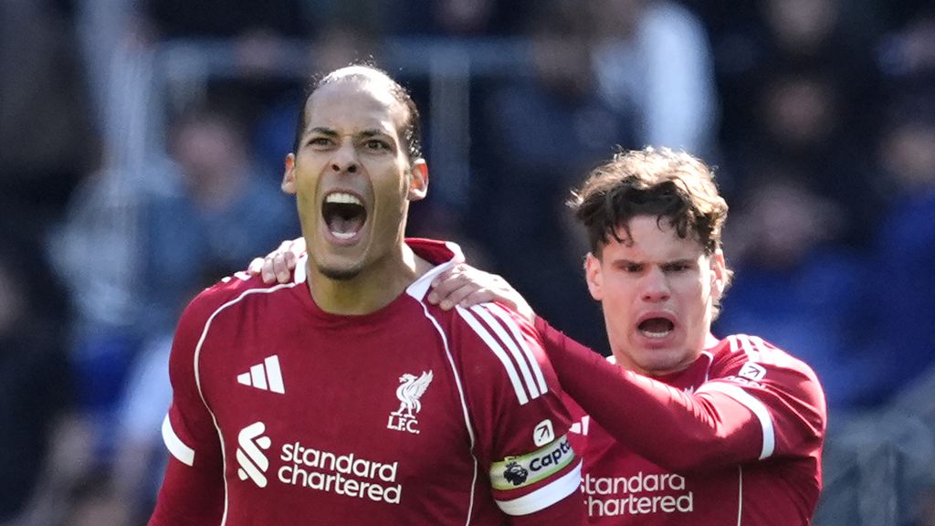 Van Dijk kopt Liverpool in laatste minuut voorbij stadsrivaal Everton