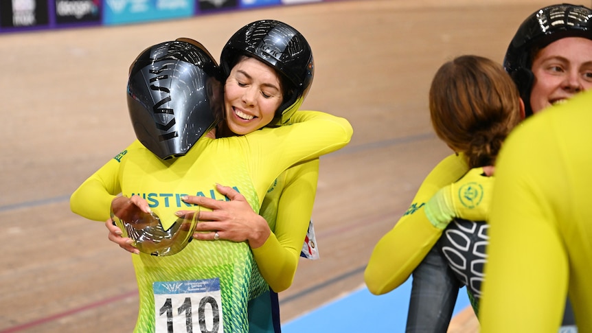 Live: Aussies make golden start to cycling, Kennedy through to 200m final