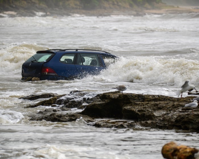 Sydney awaits ‘soggiest weekend of summer’ as Victorian authorities defend flash flood warnings
