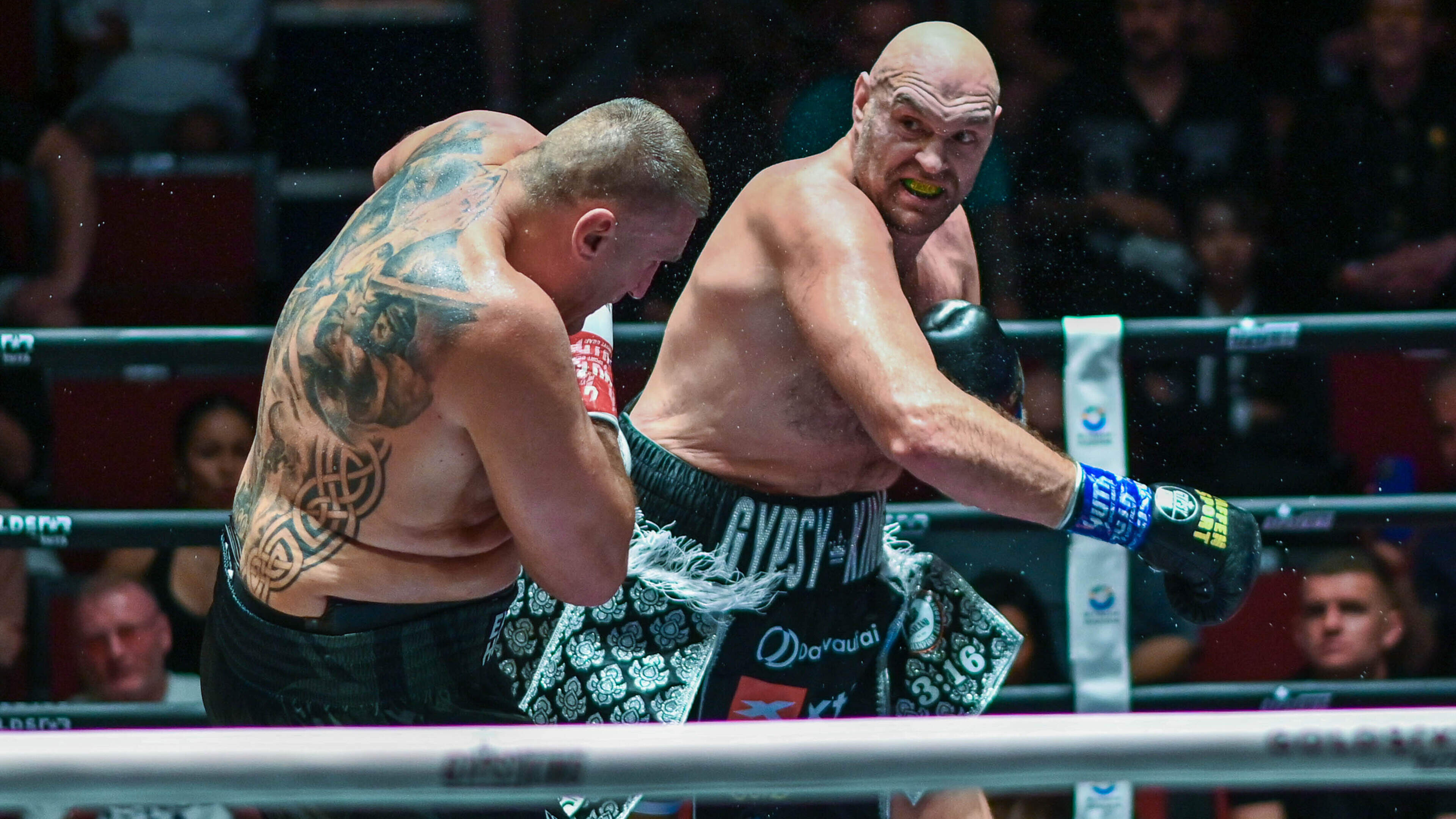 Tyson Fury daagt tegenstander uit met kus tijdens gevecht, clash met Anthony Joshua stap dichterbij