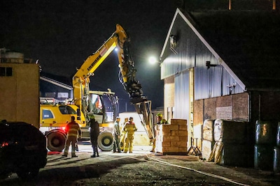 Koeien zakken door vloer van stal, persoon raakt zwaargewond