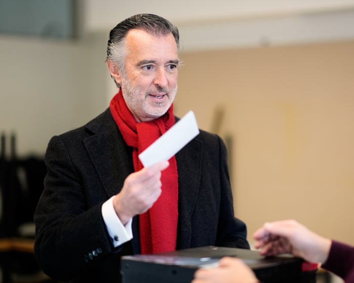 Portugal votes in tight presidential race with far right poised to reach runoff