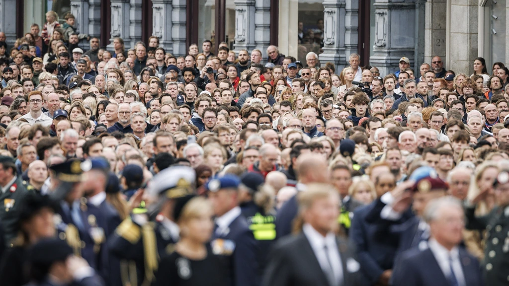 Twee minuten stilte waardig verlopen, demonstranten weggehaald voor dodenherdenking