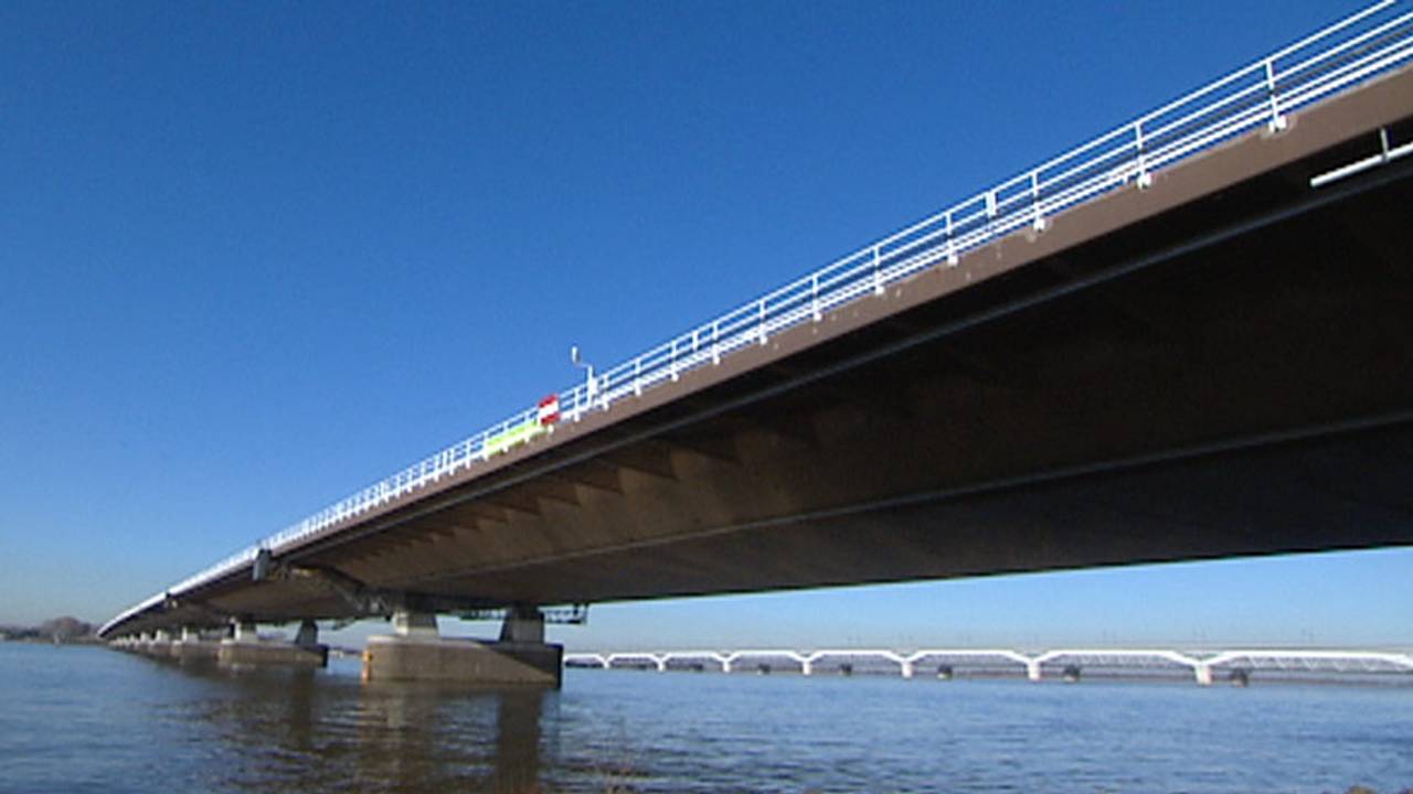 Naast Merwedebrug ook hinder op Moerdijkbrug: 'Het is lachwekkend'