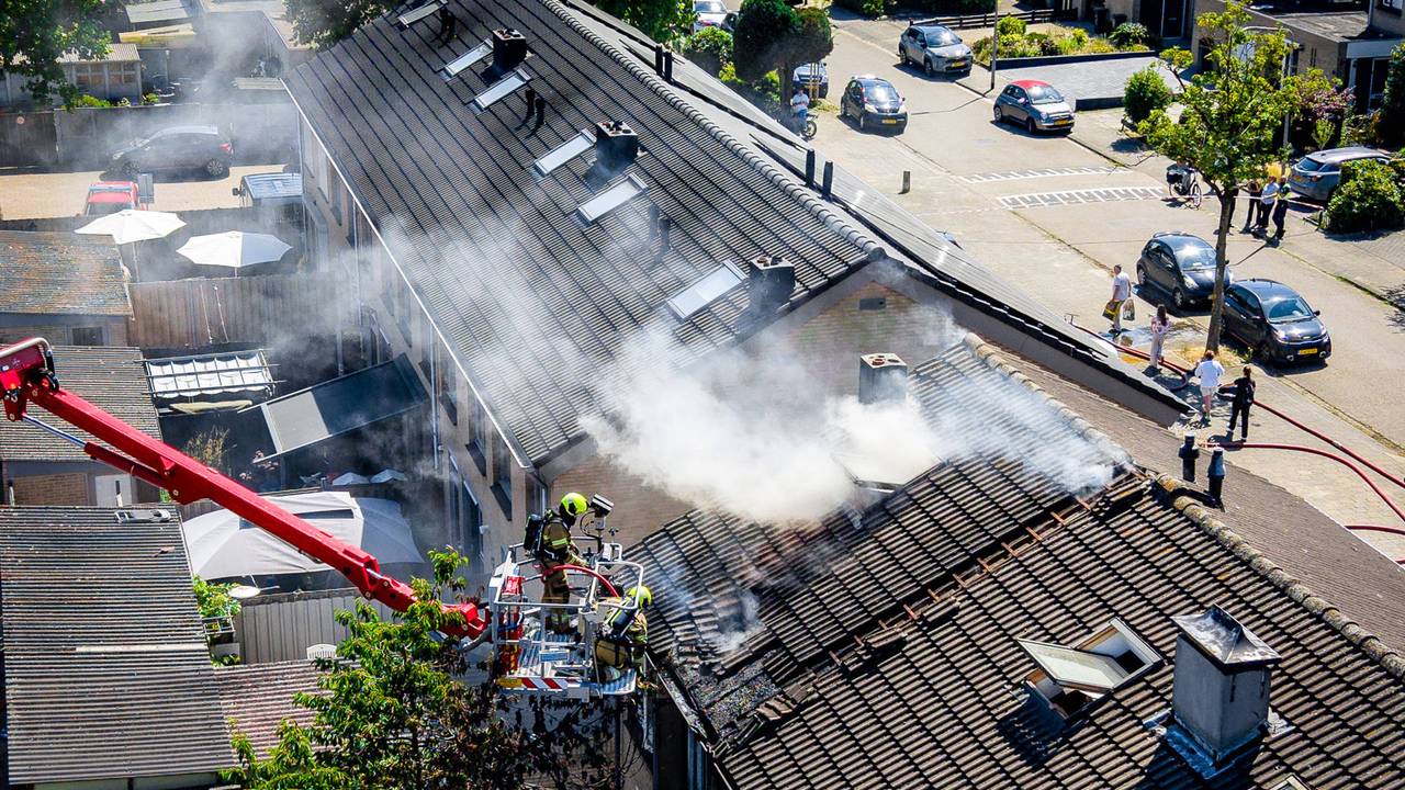Uitslaande brand in huis in Oss: veel rook, brandweer schaalt op