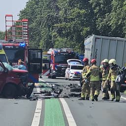 Dode en zes zwaargewonden bij ongeluk met busje en vrachtwagen in Overijssel