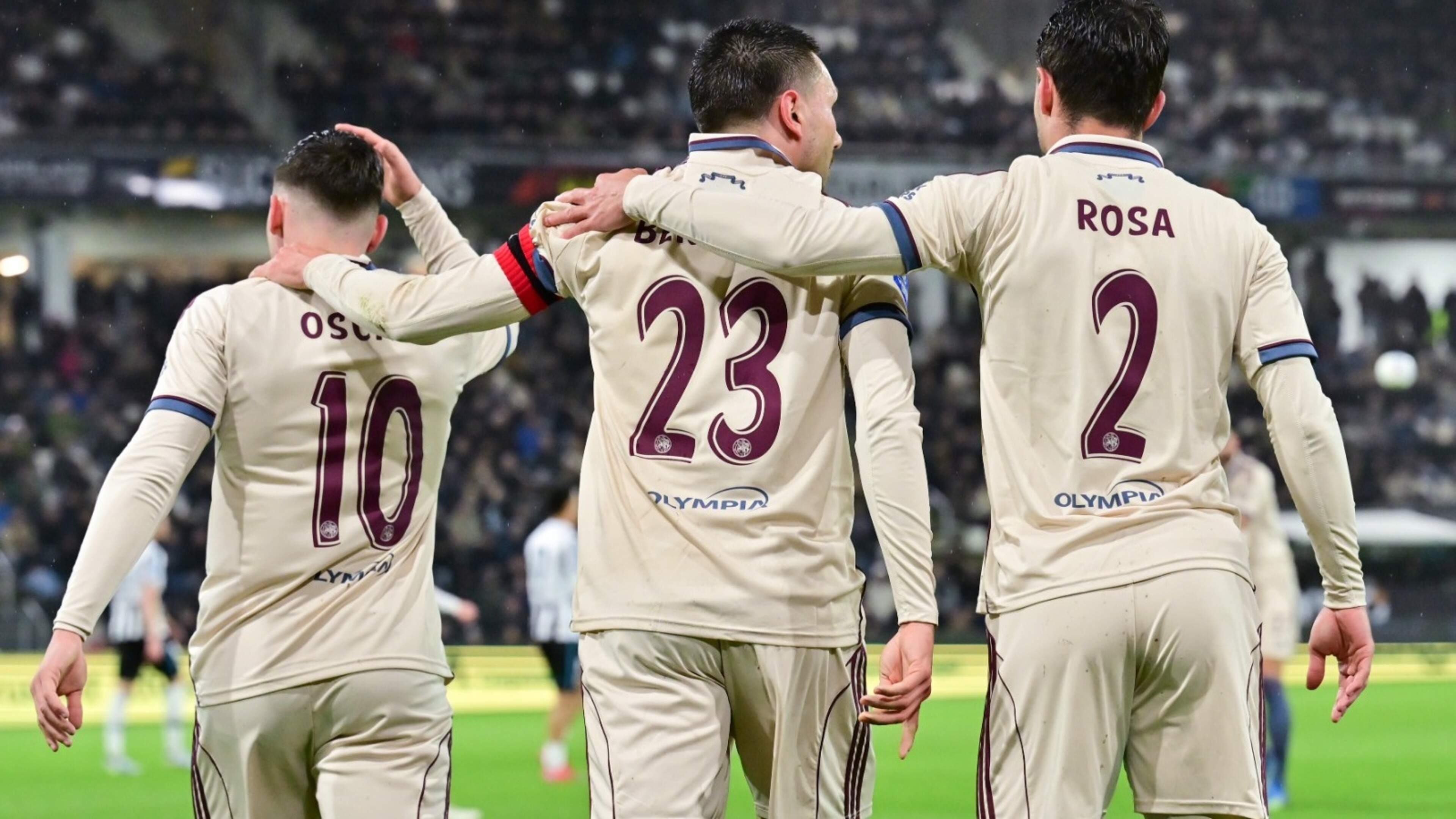 LIVE Eredivisie: Ajax krijgt rode kaart, maar leidt wel ruim bij Heracles Almelo