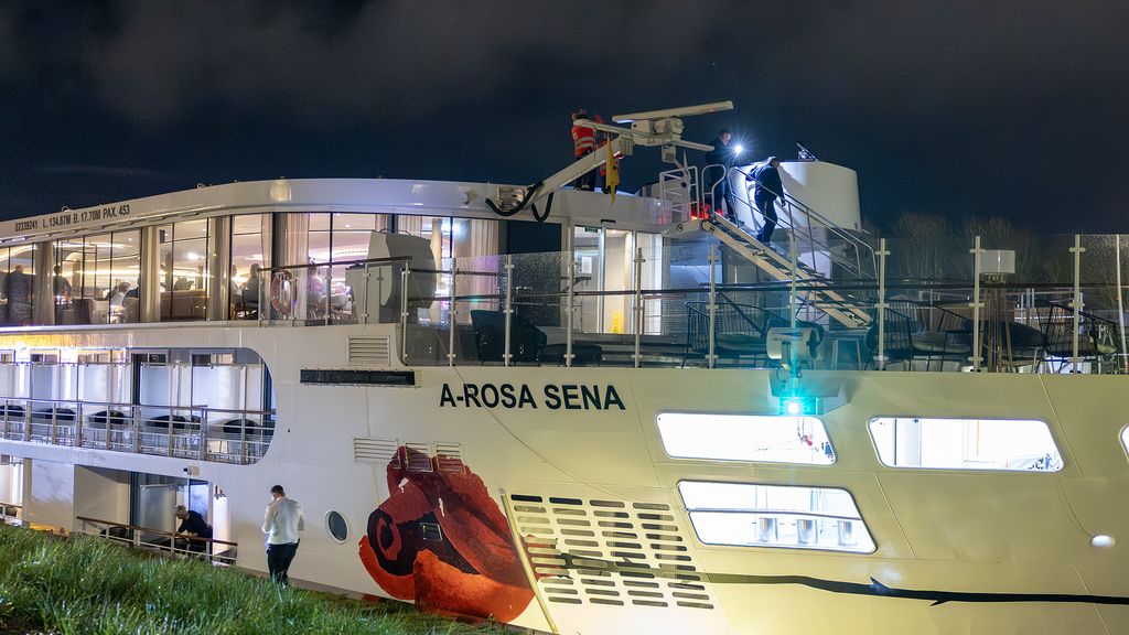 Riviercruiseschip vaart tegen brug in Amsterdam
