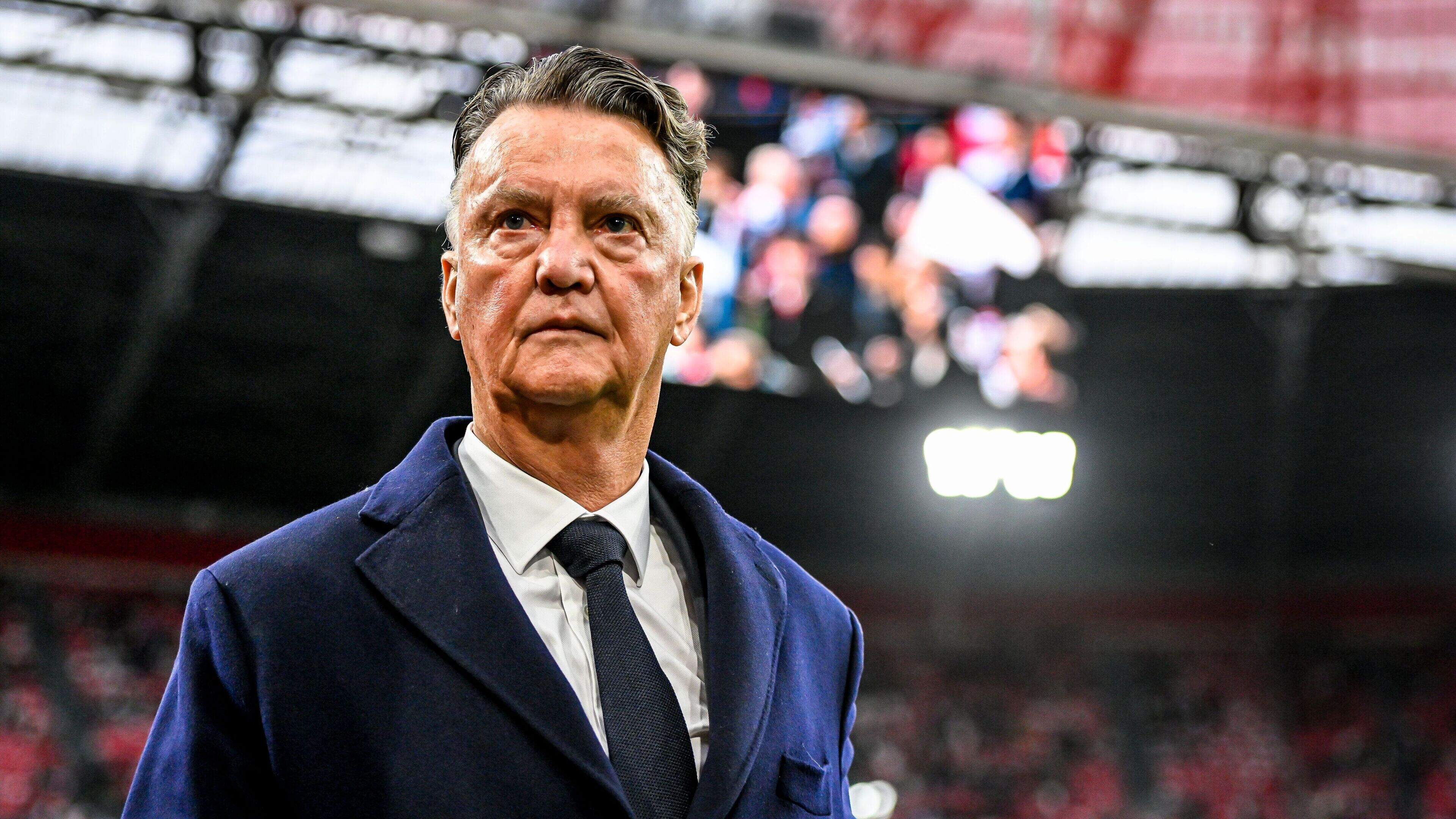 Louis van Gaal (74) bereid om met KNVB in gesprek te gaan: ’Ik wil altijd helpen’