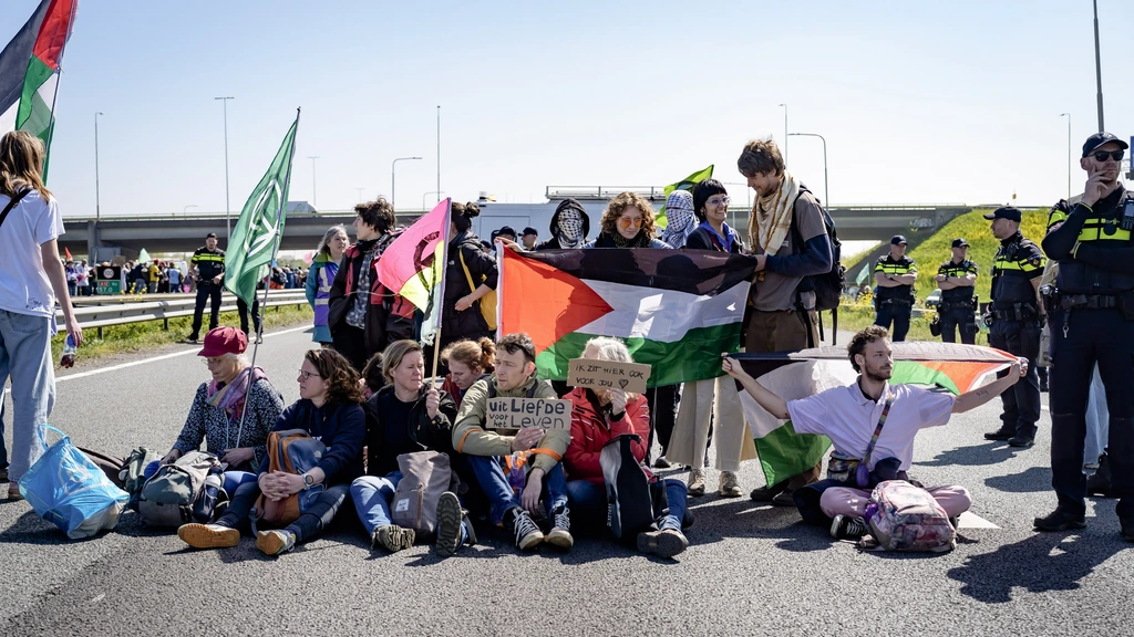 Klimaatprotest op A12 bij Utrecht, forse verkeershinder