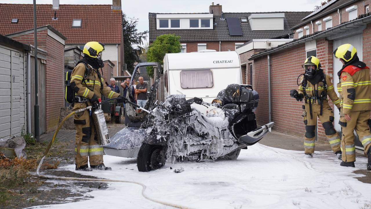 Motor vat vlam als stel wil vertrekken, man en vrouw zien motor uitbranden