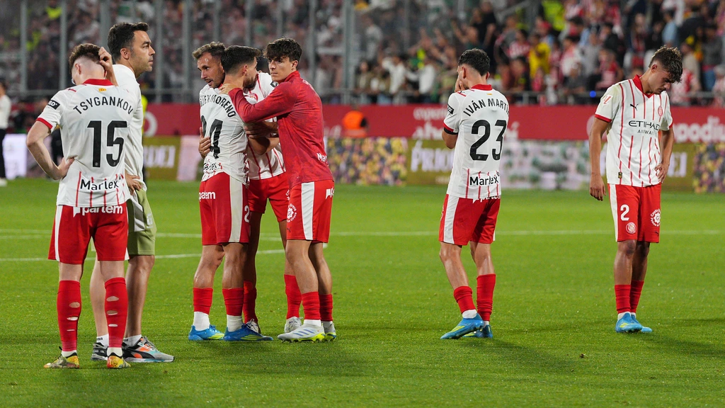 Blind en Van de Beek zien Girona degraderen uit La Liga