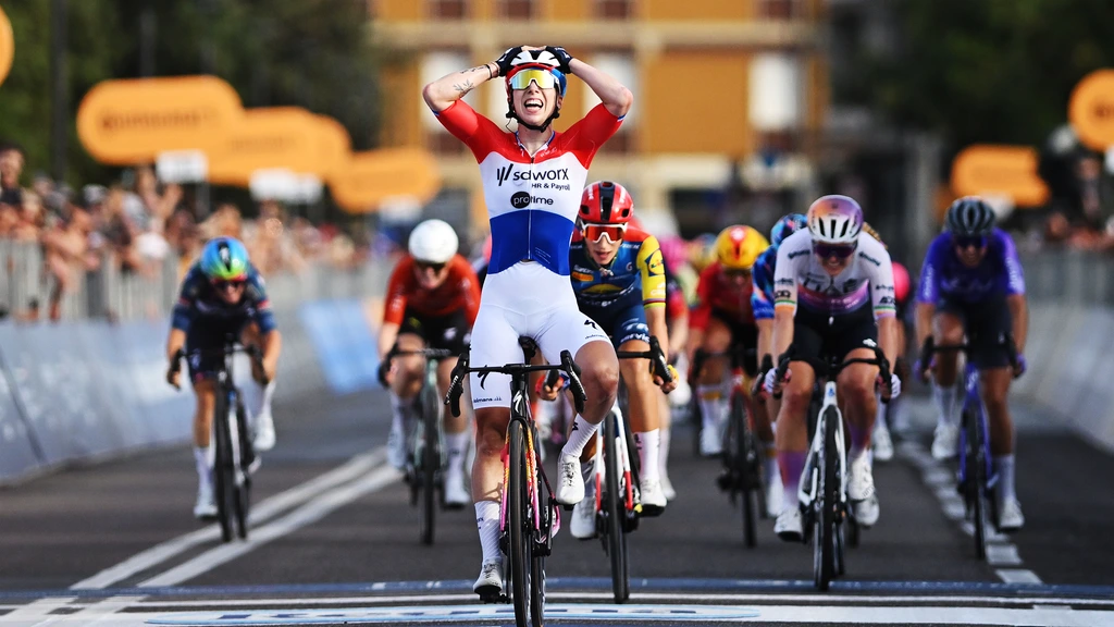 Wiebes pakt ritzege en roze trui in eerste etappe Giro Women