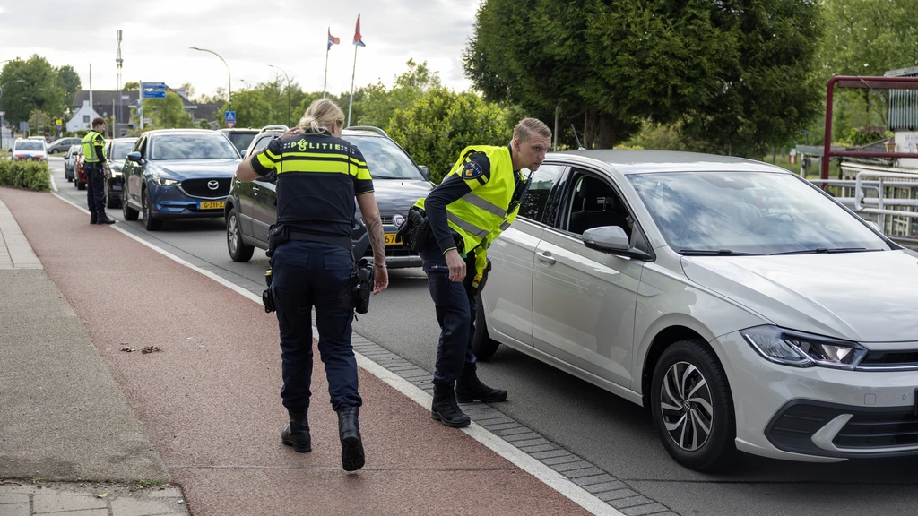 Alle voertuigen naar Loosdrecht gecontroleerd na rellen bij noodopvang