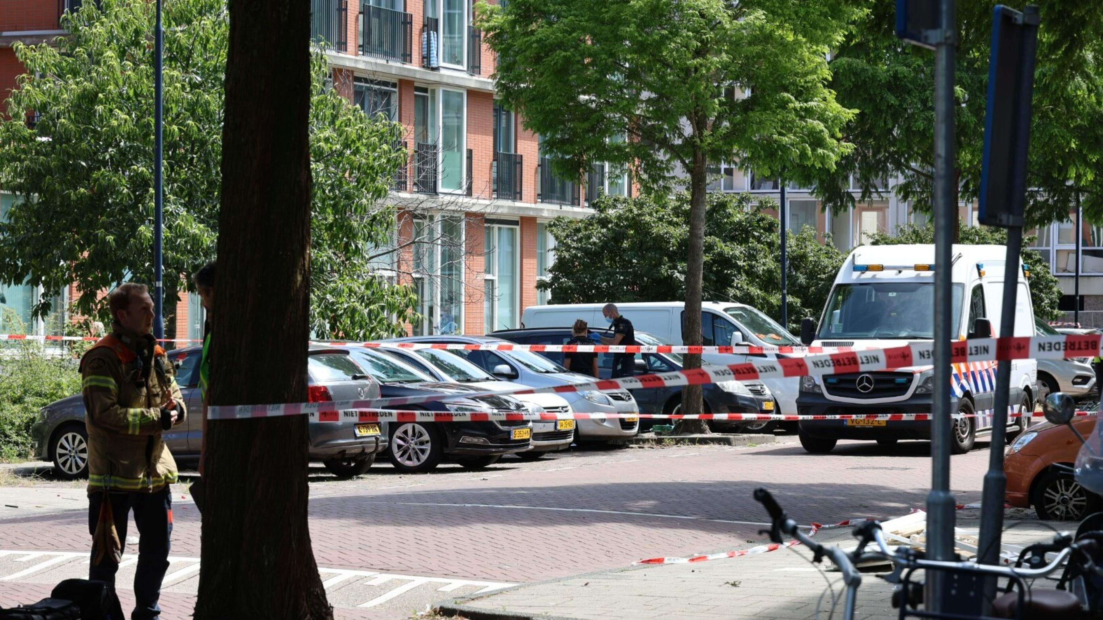 Auto crasht in Amsterdam-Osdorp na plofkraak in Duitsland: mogelijk nog explosieven in auto
