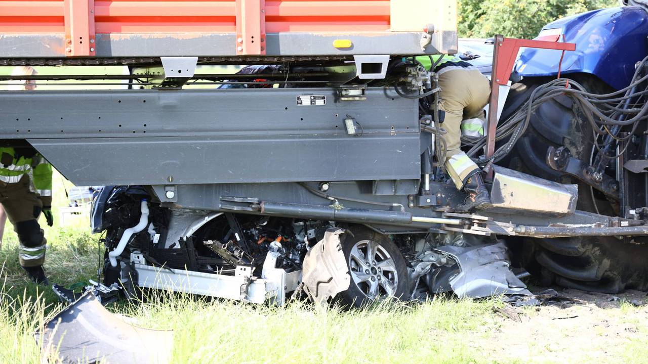 Auto komt onder tractor terecht in Stevensbeek, bestuurder bekneld
