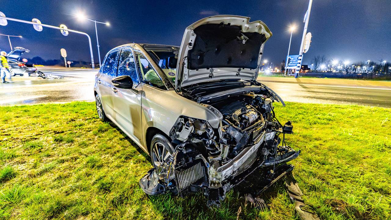 Bestuurder rijdt door rood op kruising en botst met andere auto