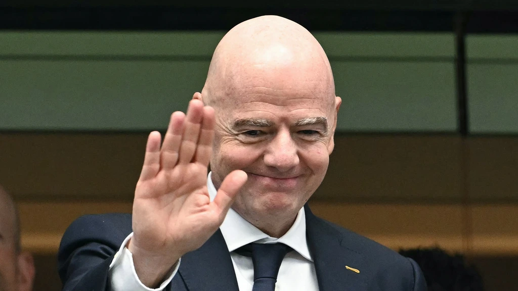 Infantino blijft voorzitter van de FIFA en biedt excuses aan, standpunt KNVB onveranderd