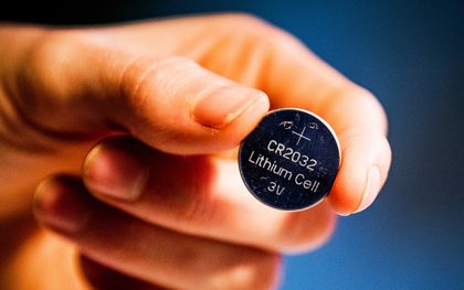 Kinderarts waarschuwt ouders: laat batterijen nooit rondslingeren