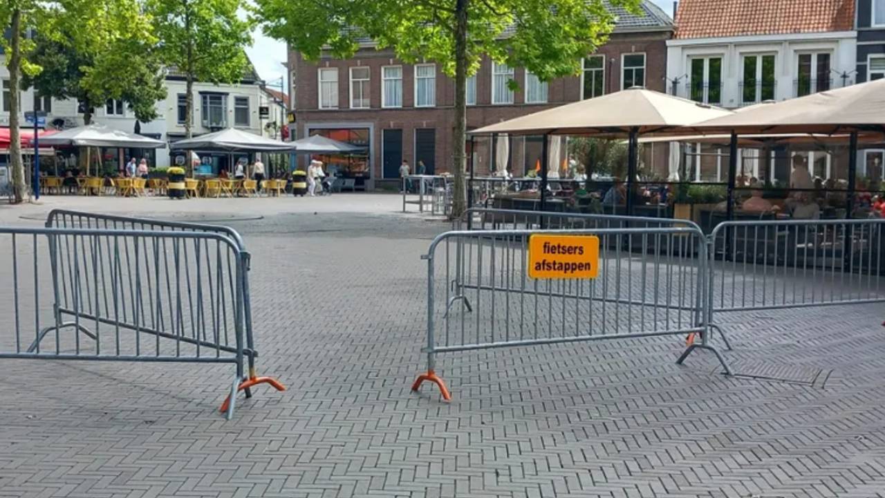 Geen fietsers en fatbikers op Markt in Oosterhout, gemeente plaatst hekken