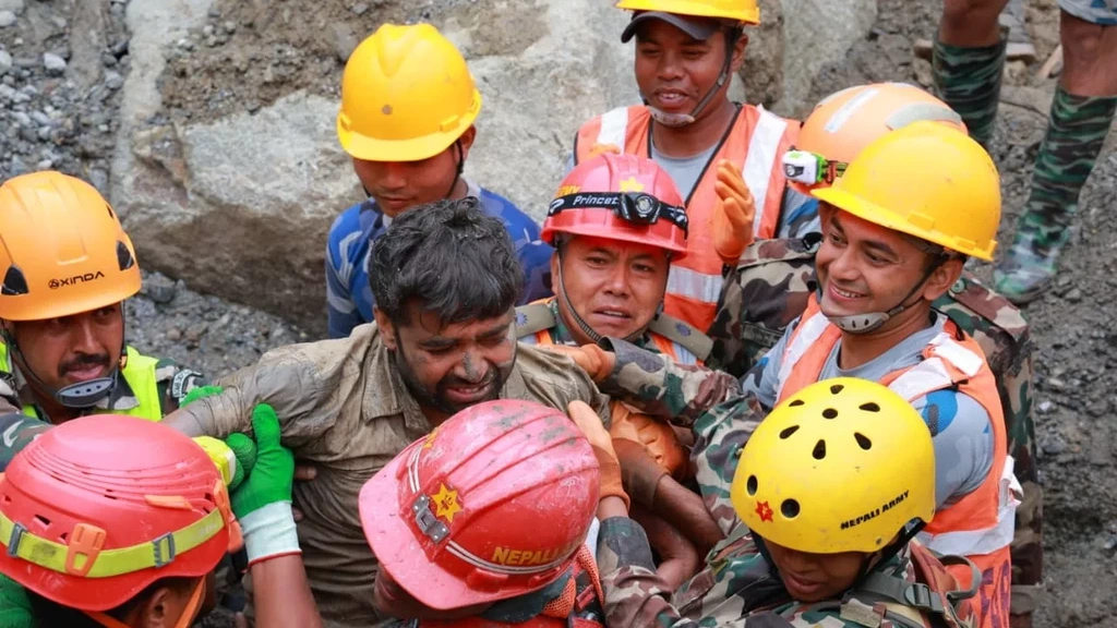 Twee mannen in Nepal gered uit tunnel, meer dan week na overstroming