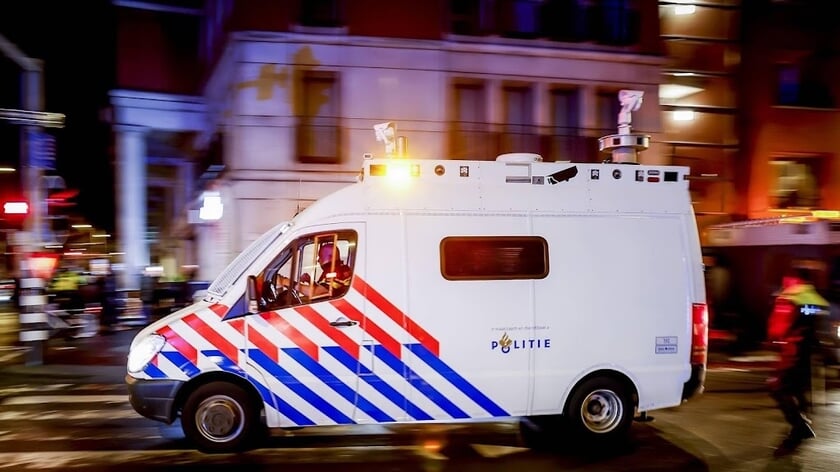 Politie veegt rotonde met anti-azc-betogers leeg in Apeldoorn