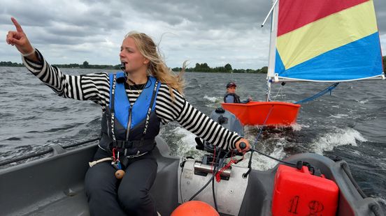 5 bootjes, 1 instructeur: zo brengt Fenna (18) kinderen het zeilen bij