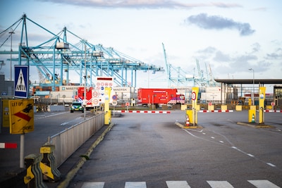 Bijtende stof vrijgekomen op schip in Rotterdamse haven, geen gevaar voor de omgeving