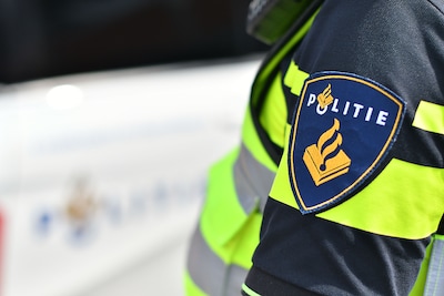 Vrouw (60) bewusteloos na val van fiets op plein, dief gaat er met haar spullen vandoor