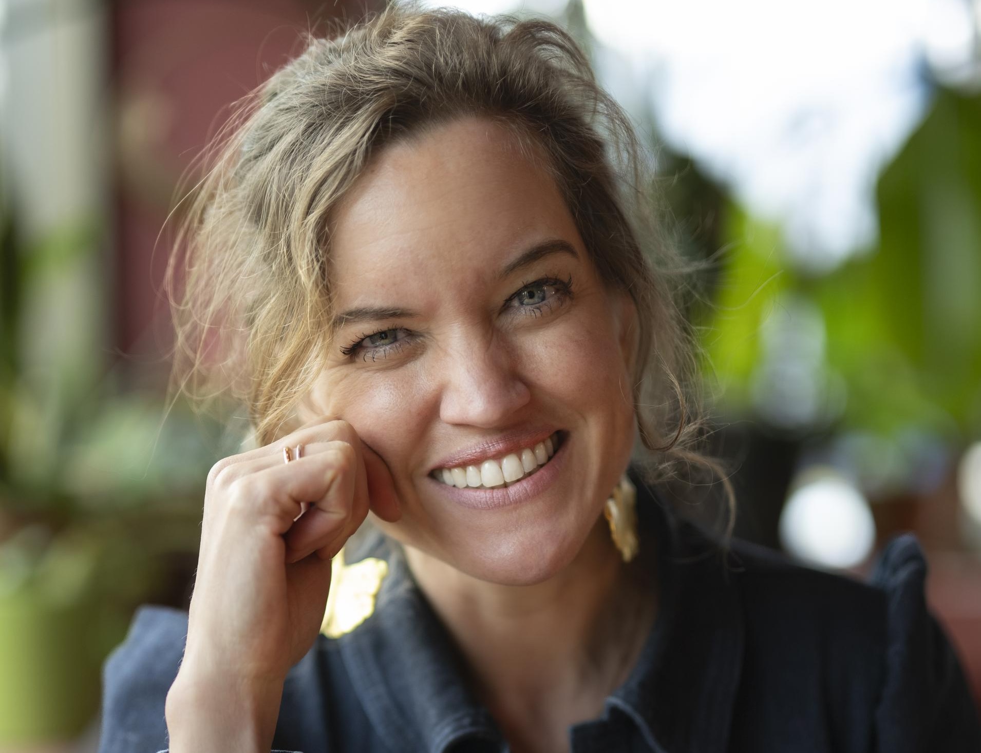 Renee Kelder leefde jarenlang als ‘parttime junkie’ en herkent verborgen verslaving direct: ‘Mensen trekken zich eerst langzaam terug’