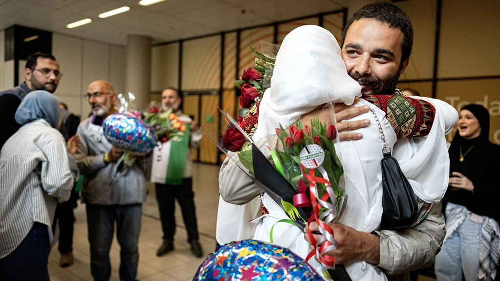 Nederlandse flotilla-opvarenden geland op Schiphol, leiders actie langer vast