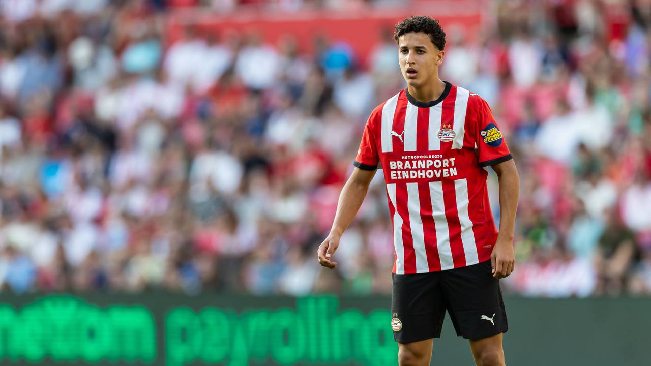 Talentvol PSV wint zonder Peter Bosz de Lichtstadderby van FC Eindhoven