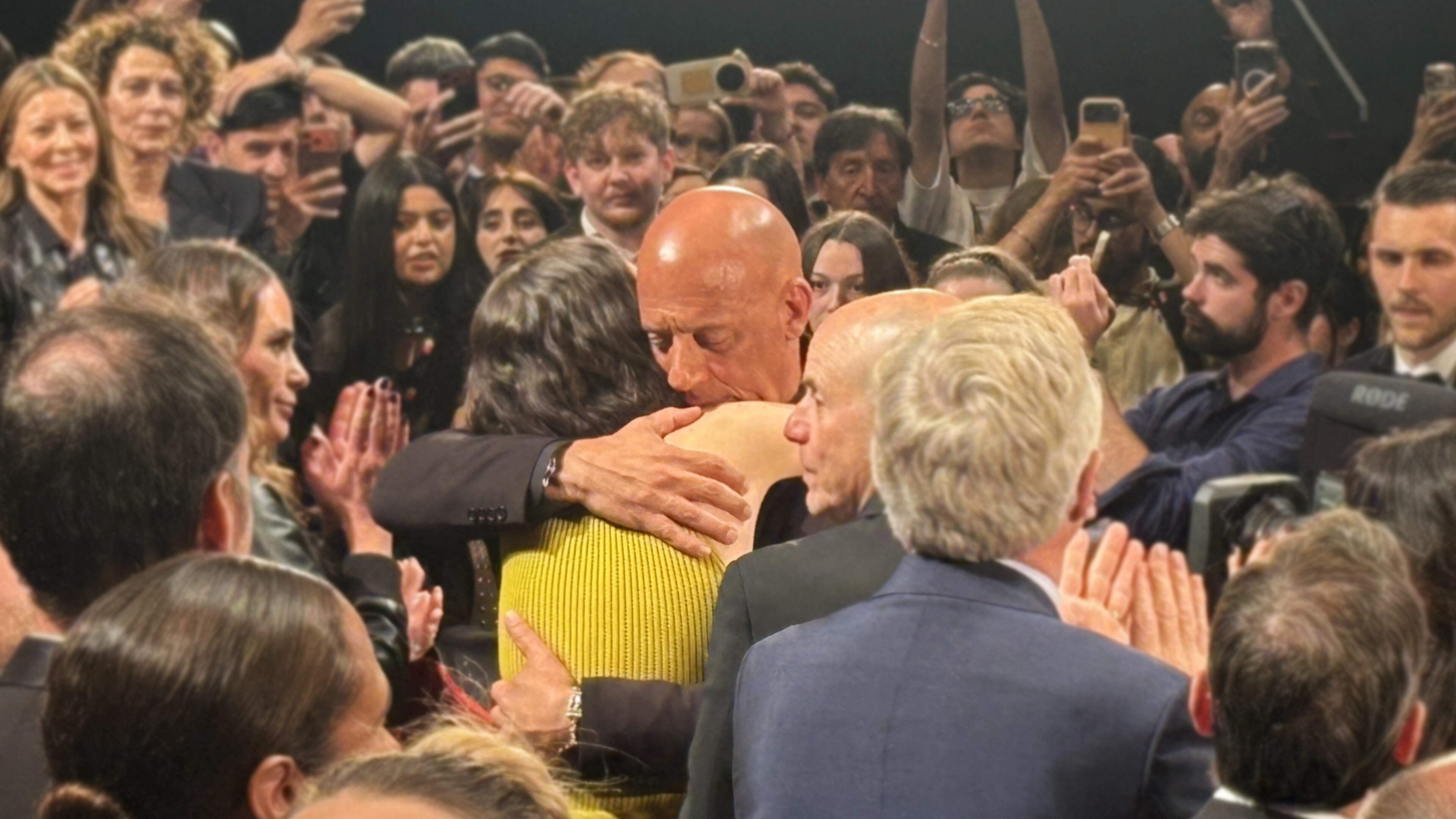 Emotioneel moment in Cannes rond ’Fast and the furious’: Vin Diesel en dochter verongelukte Paul Walker vallen elkaar huilend in de armen