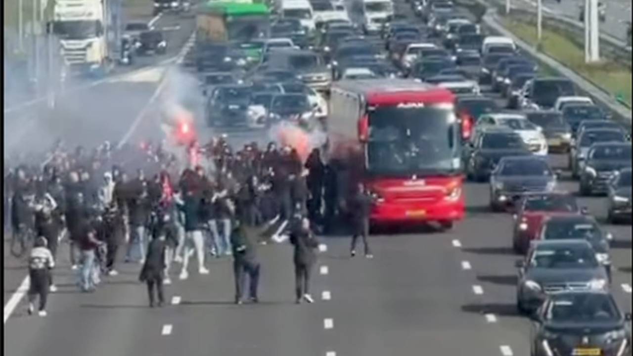 F-side moedigt spelersbus op snelweg A4 aan, PSV-fans juichen ook voor Ajax