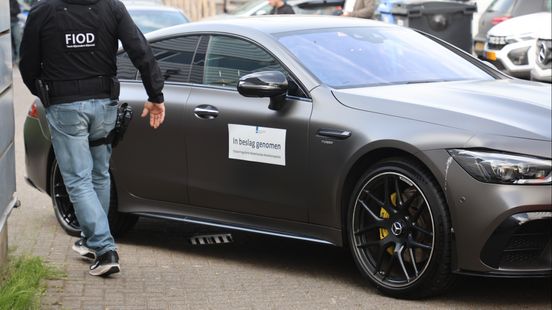 Inval en aanhoudingen vanwege miljoenenfraude, auto's en contant geld in beslag genomen