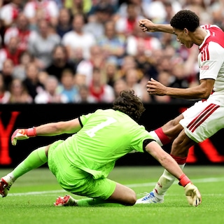 Ajax boekt knappe oefenzege op Burnley dankzij uitblinkers Bouwman en Ouazane