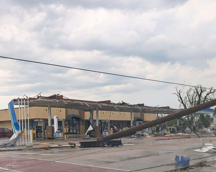 Wisconsin tornado causes extensive damage and cuts power to thousands