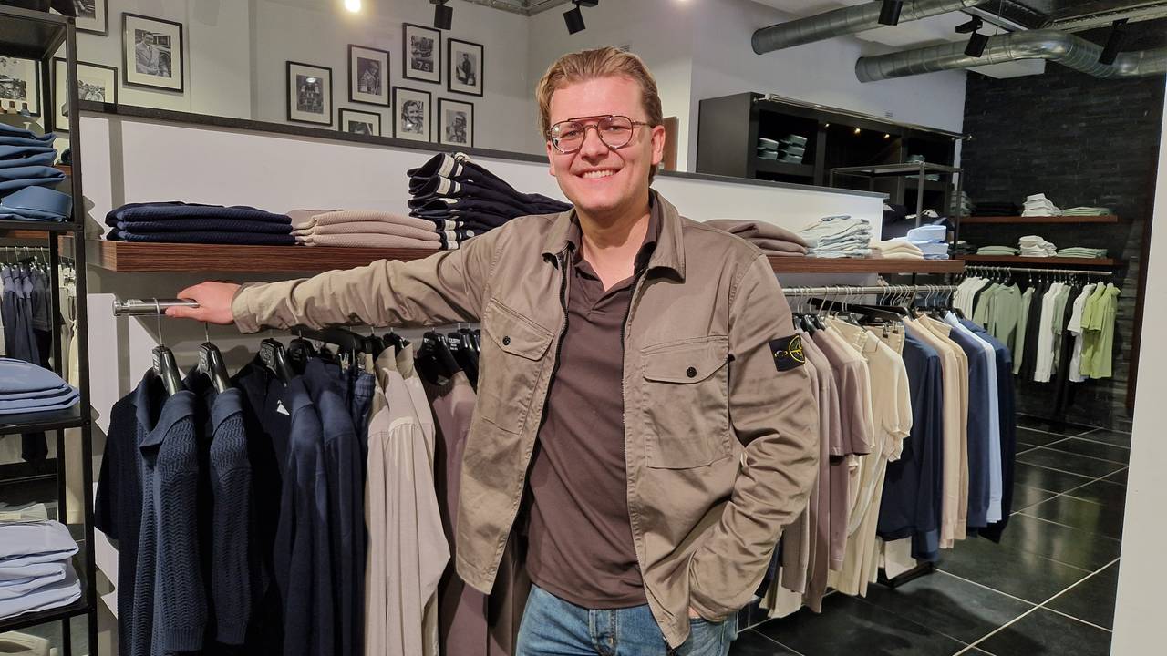 Thomas (29) krijgt vlak voor Paaspop bekende zanger in zijn kledingwinkel