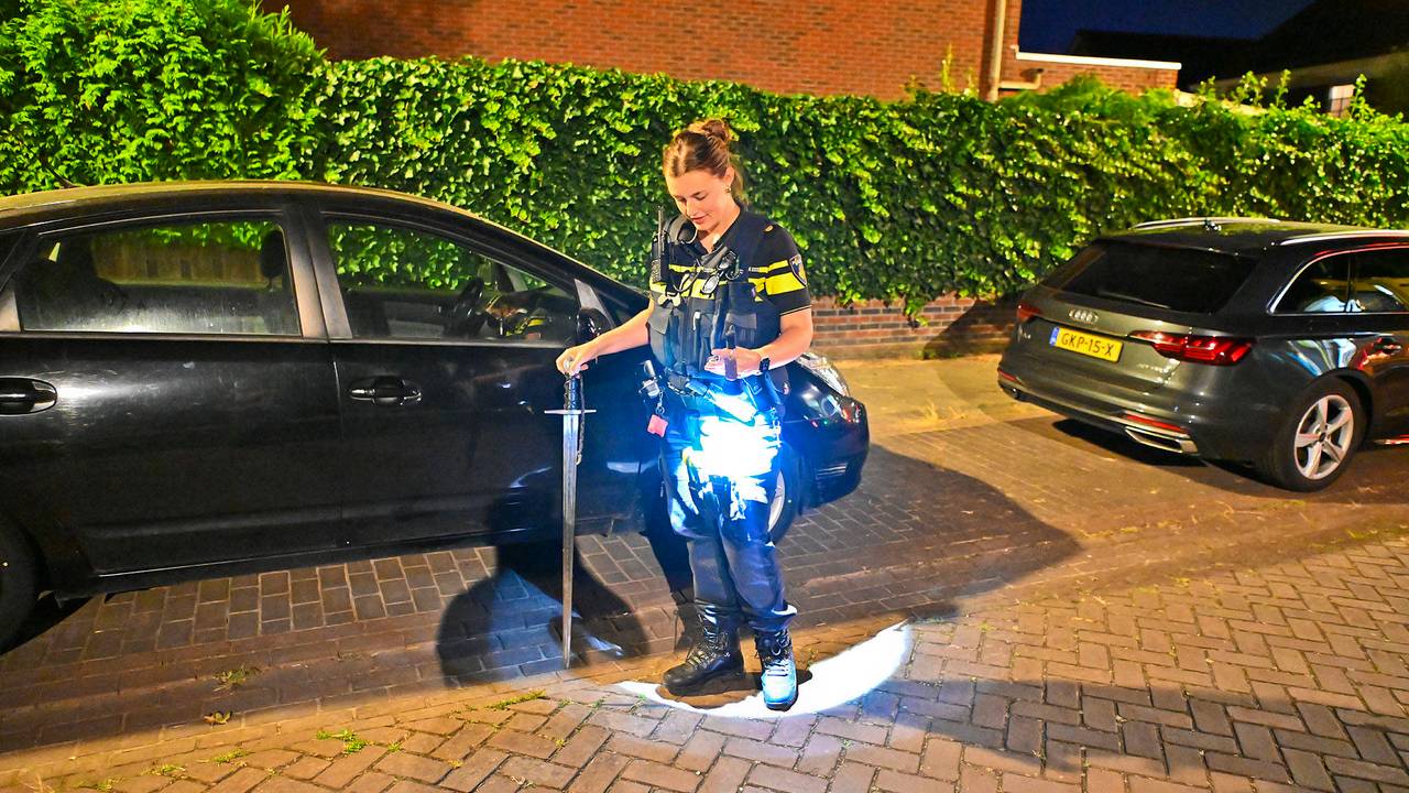Arrestatieteam houdt man met zwaard aan in huis in Veldhoven